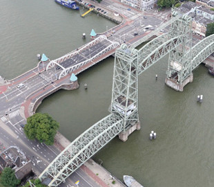 Нидерланды демонтируют исторический мост для прохода яхты Джеффа Безоса