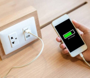 Чому не варто активно користуватися смартфоном під час заряджання