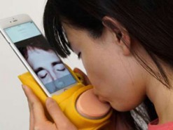 Влюбленным в помощь: настоящие поцелуи стали возможны по телефону