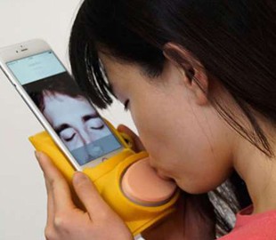 Влюбленным в помощь: настоящие поцелуи стали возможны по телефону