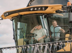 Американський мільярдер Баффет приїхав на Рівненщину та попрацював комбайнером: фото