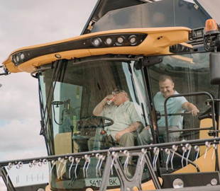 Американський мільярдер Баффет приїхав на Рівненщину та попрацював комбайнером: фото