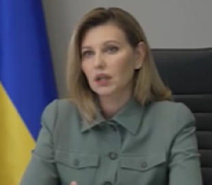 У сорочці кольору хакі: Олена Зеленська виступила в ефірі французької телепередачі