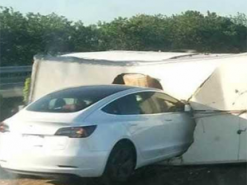 NHTSA расследует 30 аварий Tesla и их связь с автопилотом