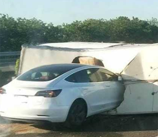 NHTSA расследует 30 аварий Tesla и их связь с автопилотом