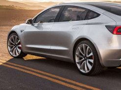 Tesla Model 3 на автопилоте съехала с дороги и врезалась в дерево