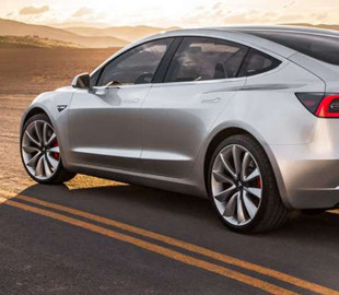 Tesla Model 3 на автопилоте съехала с дороги и врезалась в дерево