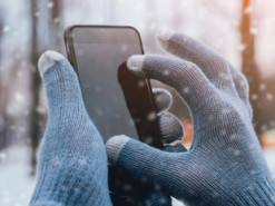 Можете його "вбити": що не треба робити, якщо смартфон довго був на морозі