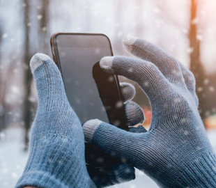 Можете його "вбити": що не треба робити, якщо смартфон довго був на морозі