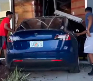 Tesla Model Y попала в очередное ДТП: что на этот раз