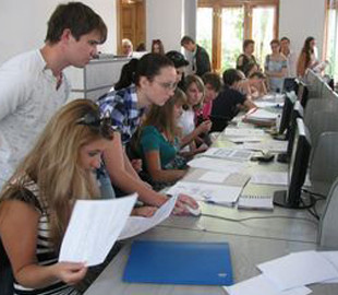 Для украинских абитуриентов запустили чат-бот: в какое время он будет работать