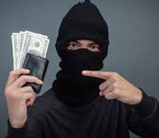 Дві жінки хотіли отримати грошову допомогу, але втратили власні кошти