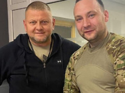 Залужный показал игральные карты с военными преступниками РФ (фото)