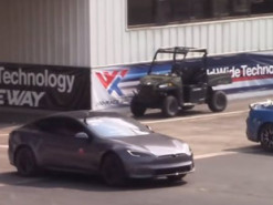 Tesla Model S Plaid соревнуется с обычным автомобилем в драг-рейсинге