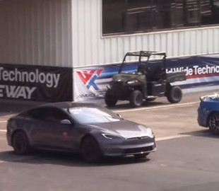 Tesla Model S Plaid соревнуется с обычным автомобилем в драг-рейсинге