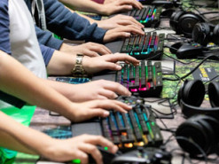 Подросткам рекомендовали проводить в интернете не больше одного часа в день