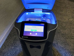 Робот накормил постояльца отеля