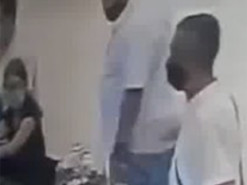 В киевском ТЦ орудуют наглые воры: крадут телефоны у всех на глазах