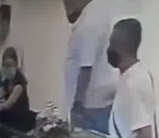 В киевском ТЦ орудуют наглые воры: крадут телефоны у всех на глазах