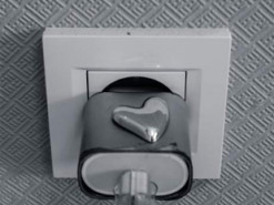 Три причини, чому не можна залишати зарядку від телефона в розетці