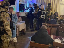 Звали в кафе и заказывали дорогие продукты: в Киеве разоблачили схему обмана мужчин на свиданиях