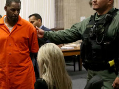 YouTube удалил многомиллионные каналы певца R Kelly, которого судят за торговлю людьми