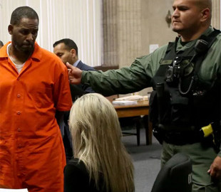 YouTube удалил многомиллионные каналы певца R Kelly, которого судят за торговлю людьми