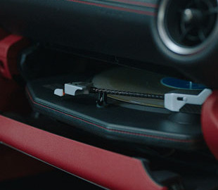 В Lexus установили проигрыватель виниловых пластинок