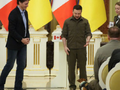 Зеленський познайомив Трюдо зі знаменитим псом-сапером Патроном