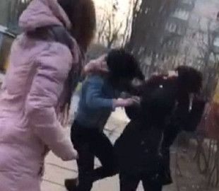 У Києві підлітки побили школярку та виклали відео у соцмережі