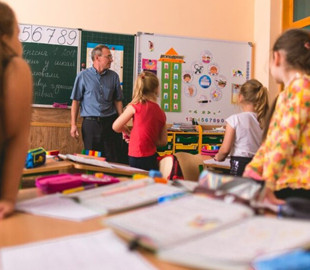 Онлайн или каникулы: как учатся школьники в разных регионах Украины