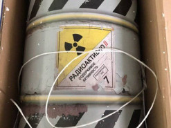 Полиция: в посылке, полученной женщиной на Новой почте, нашли пакет с белым порошком