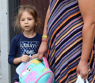 Шестирічна дівчинка із Запоріжжя віддала свої гроші на придбання реанімобіля для військових