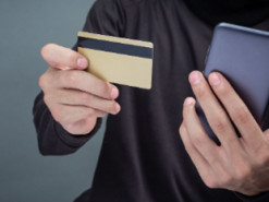 Інтернет-шахраї обікрали пенсіонера, пообіцявши одноразову допомогу