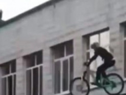 В Киеве ученик упал с козырька школы во время катания на велосипеде: хотел снять видео для TikTok