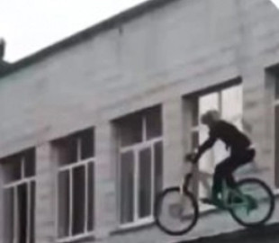 В Киеве ученик упал с козырька школы во время катания на велосипеде: хотел снять видео для TikTok