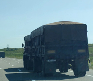 Біля Керчі помітили вантажівки з українськими номерами (Фото)