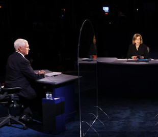 Казус во время дебатов в США: муха села на голову Пенса и это приковало внимание сети