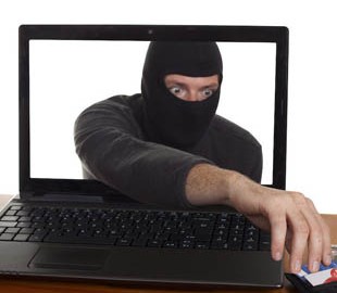 Аферисты пытались выманить деньги, пожертвованные на украинскую армию