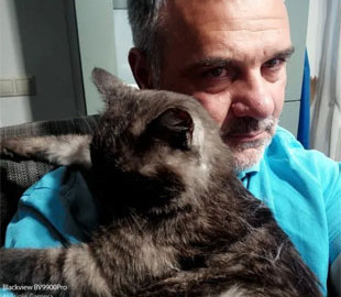 Чоловік Руслани Писанки із заплаканими очима показав свого "Хатіко", який чекав на нього в Україні