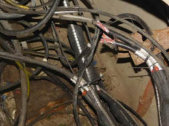 В Деснянском районе столицы безработный вырезал около 100 метров кабеля