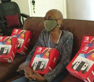 Літня американка помилково отримала 6 консолей Nintendo Switch. Вона хотіла їх повернути, але сталося «різдвяне диво»