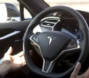 Власти США обязали Tesla и других автопроизводителей отчитываться об авариях с участием автопилота