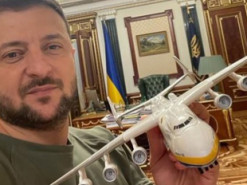 Зеленському подарували “Мрію”