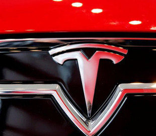 Tesla запустила первую в Китае зарядную станцию на солнечных батареях