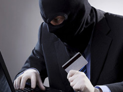 Обіцяють винагороду за користування вашою банківською карткою: як українців втягують у незаконні фінансові операції