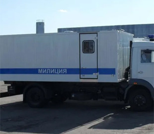 У мережі підняли на сміх рішення Москви встановити туалети у поліцейських автозаках