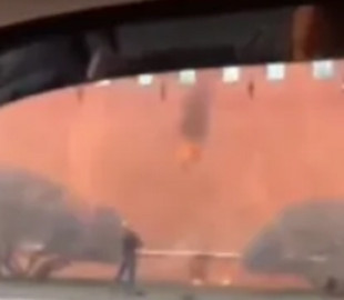 В России мужчина забросал стену Кремля "коктейлями Молотова": в сети появилось видео