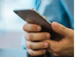 Хотіла оформити грошову допомогу: шахрай «кинув» жінку на чималі гроші