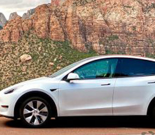 Tesla Model 3 названа бизнес-автомобилем 2021 года